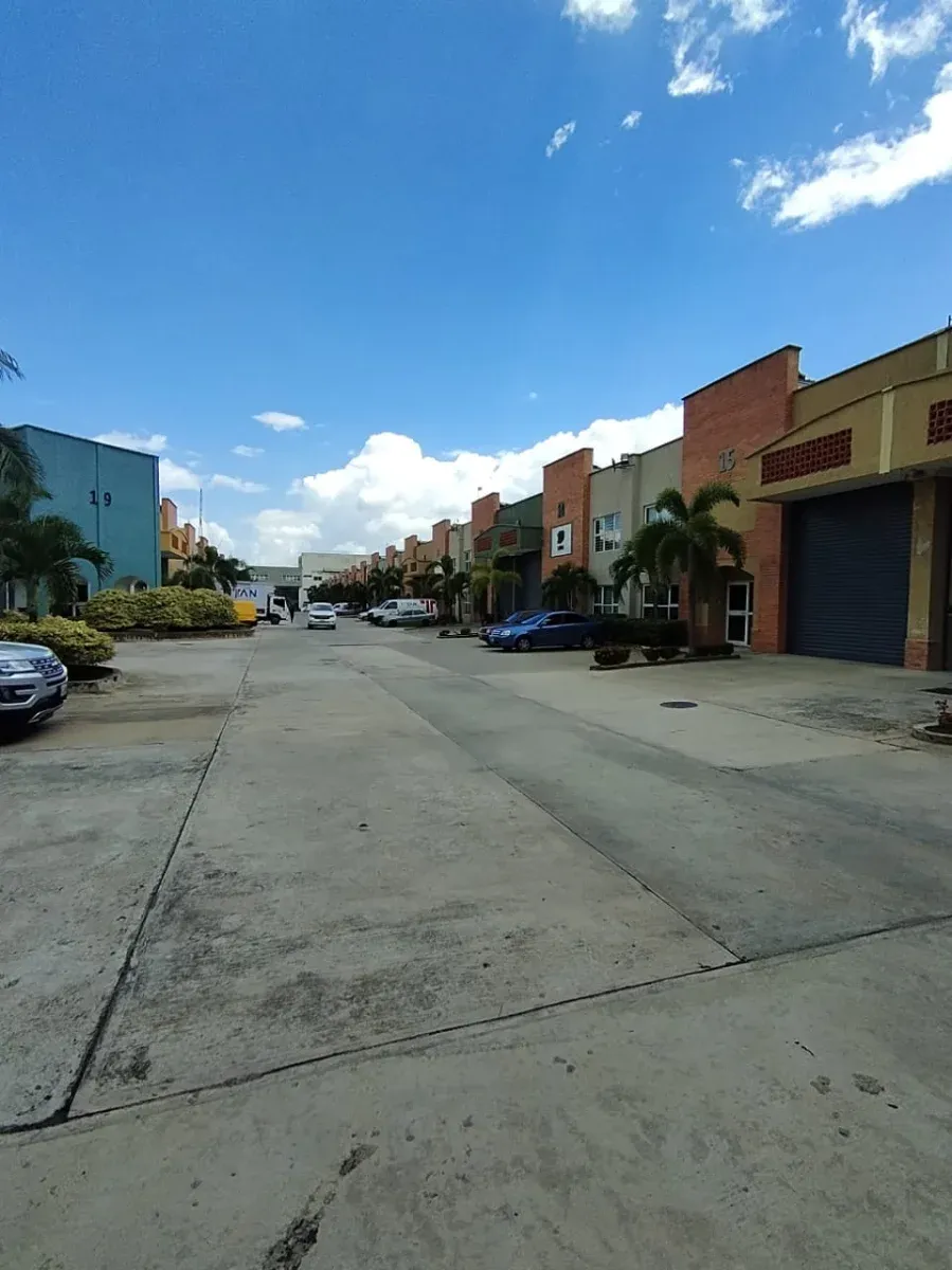 VENDE GALPON EN CC EMPRESARIAL DEL NORTE NAGUANAGUA  - 2