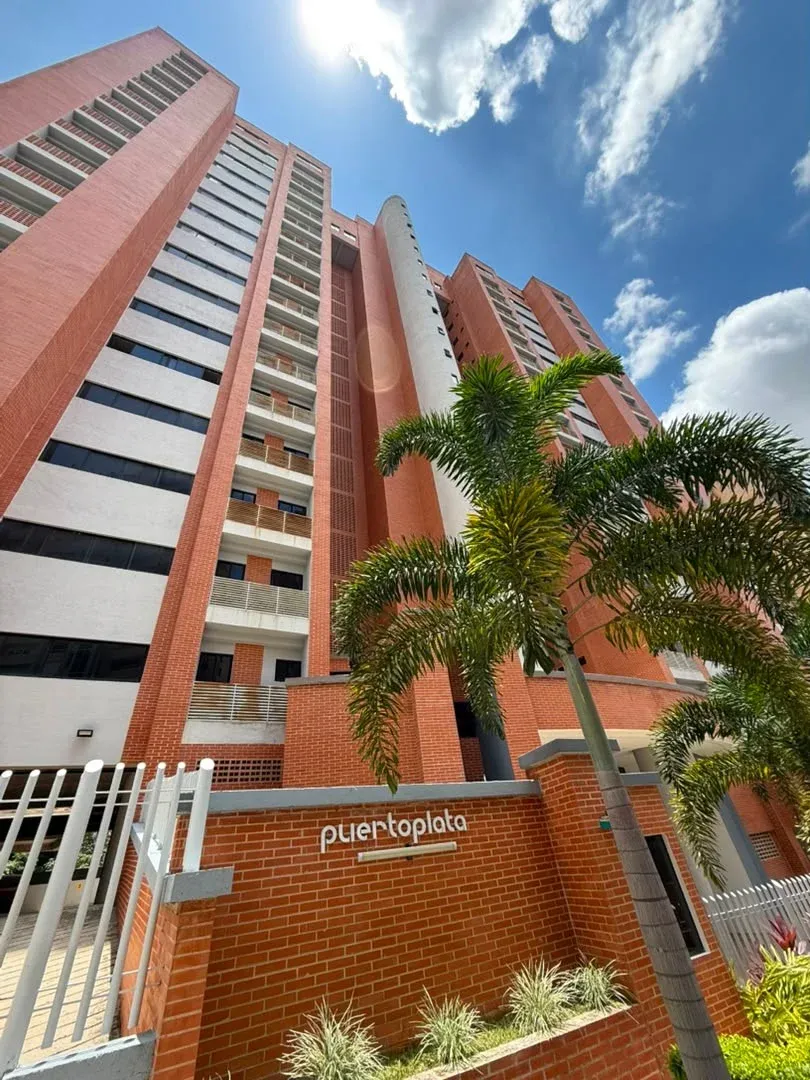 EN VENTA  Apartamento en Res. Puerto Plata, Urb. El Bosque, Valencia.