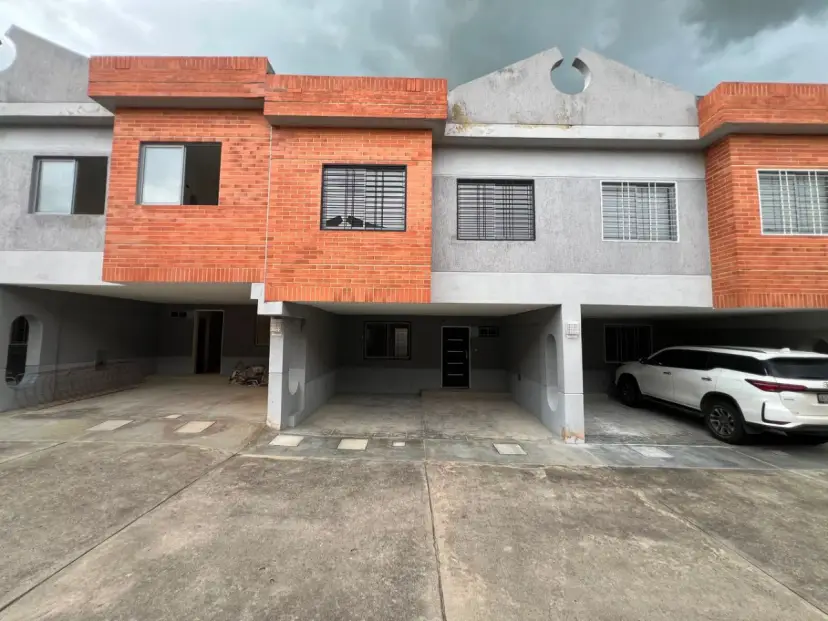 Townhouse en Obra gris PLANTA 100% Conj. Res. Villas de Santa Cruz, San Diego
