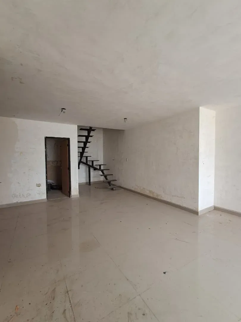 En Venta Apartamento Tipo Dúplex  Obra Blanca en 90%   Res. Cumbres de San Diego - San Diego - 3