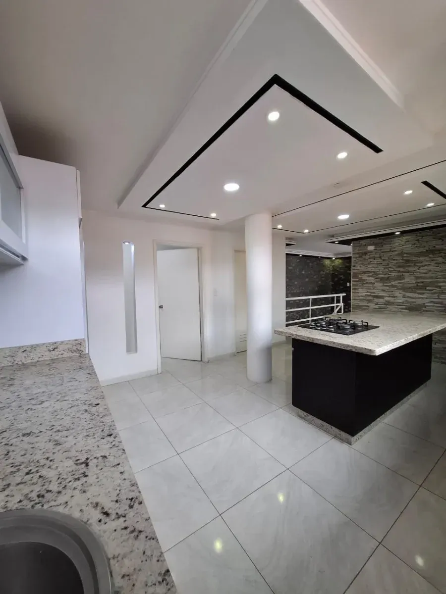 En Venta Apartamento Tipo Duplex en San Diego   Res. Valle Topacio, San Diego   Consta de 113mts² - 2