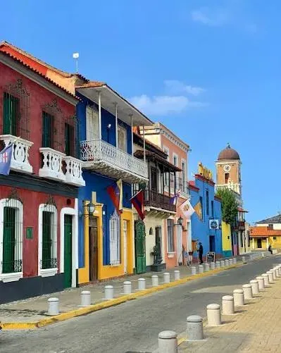 En Venta Centro Empresarial Mixto Galpón, Oficinas y Locales en el Casco Histórico de Pto Cabello