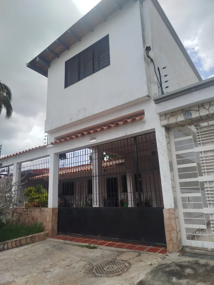 Se vende hermosa Casa Quinta en Cagua estado Aragua, con anexo amoblado, doble garaje, tanque subt.