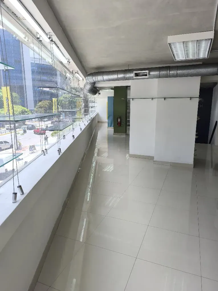 ¡Oportunidad estratégica en el corazón financiero de Caracas! Local en Venta - 12