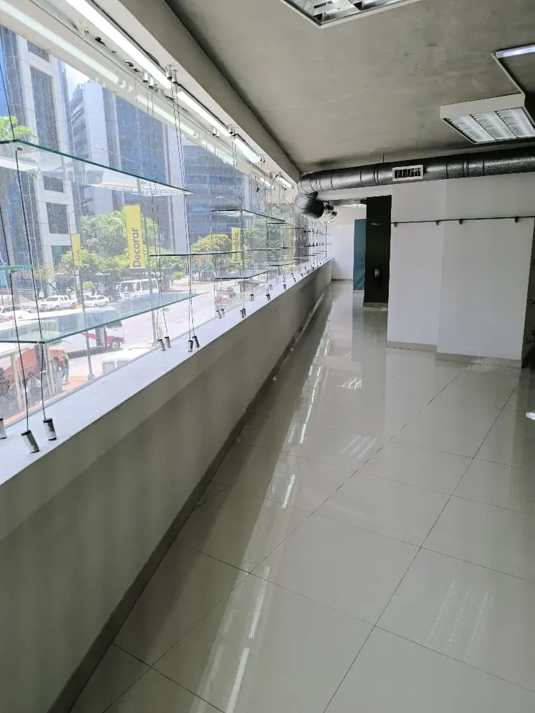 ¡Oportunidad estratégica en el corazón financiero de Caracas! Local en Venta - 14