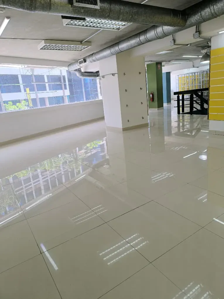 ¡Oportunidad estratégica en el corazón financiero de Caracas! Local en Venta - 15