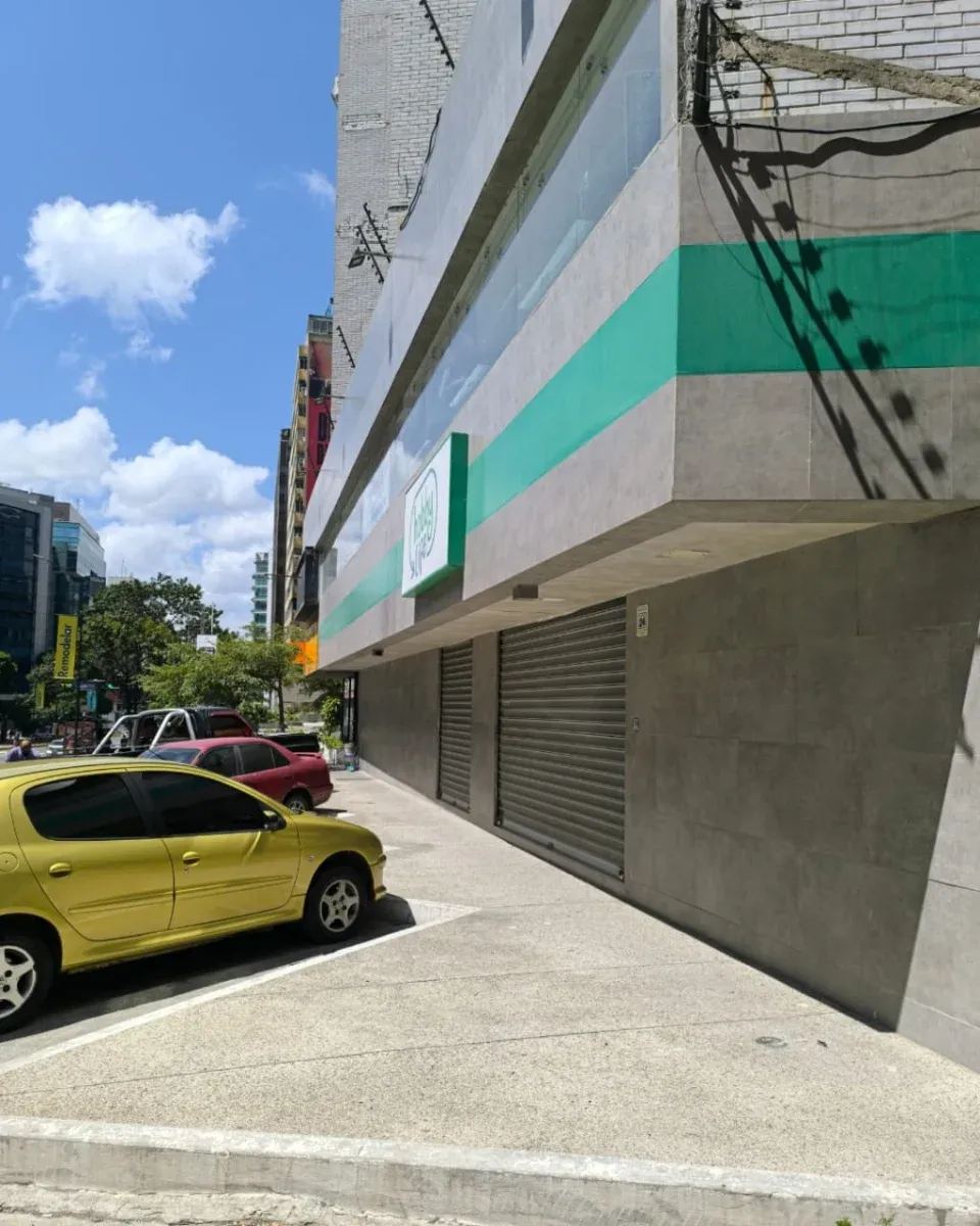 ¡Oportunidad estratégica en el corazón financiero de Caracas! Local en Venta - 28
