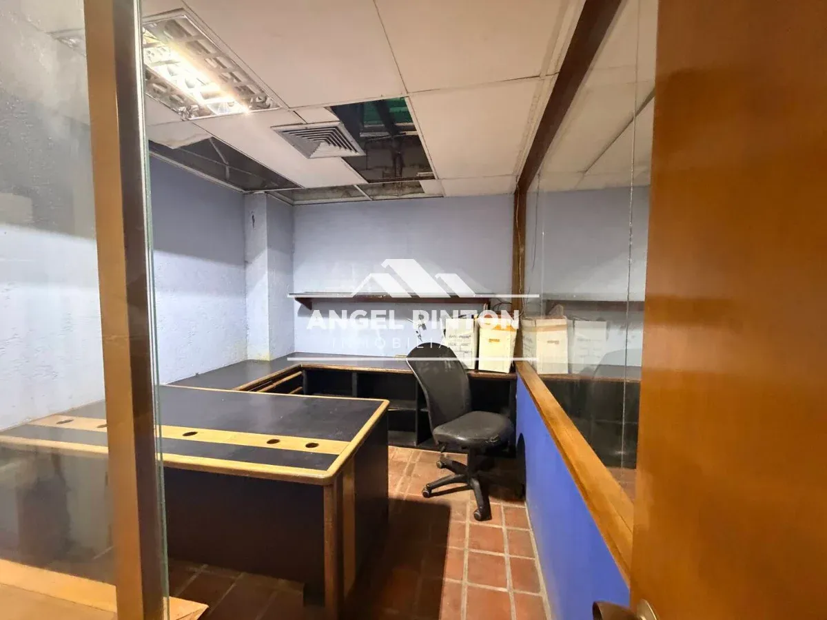 API 030426 GALPÓN ALQUILER/VENTA AV 70 SANTA MARÍA MARACAIBO US$ 227000 Leyva Vásquez 04120716209 - 4