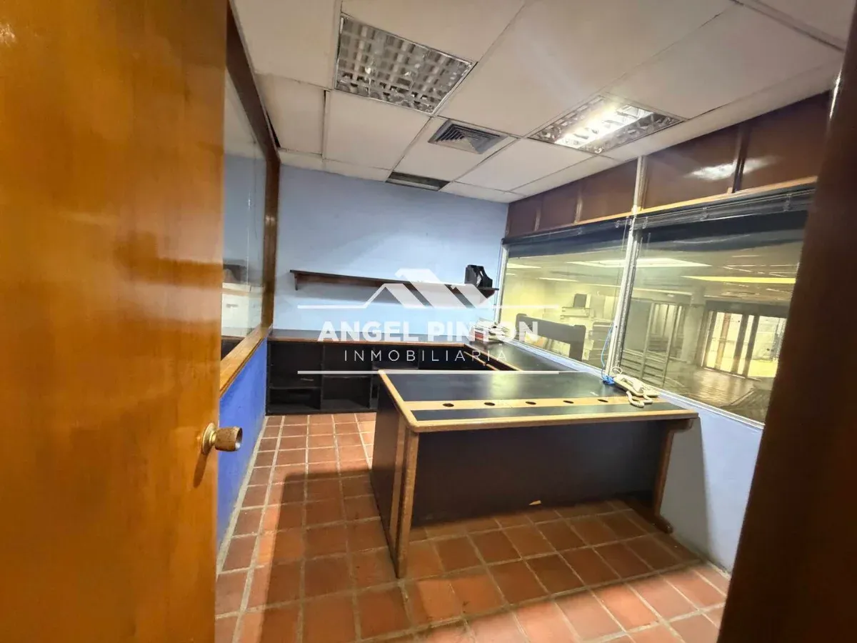 API 030426 GALPÓN ALQUILER/VENTA AV 70 SANTA MARÍA MARACAIBO US$ 227000 Leyva Vásquez 04120716209 - 8