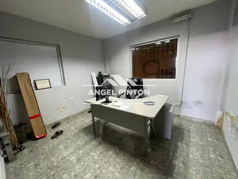 API 8875 GALPÓNES VENTA SECTOR LOS POSTES NEGROS MARACAIBO US$ 430000 Leyva Vásquez 04120716209