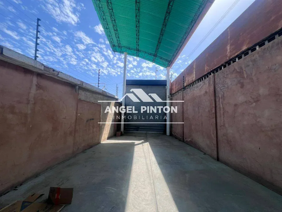 API 8858 GALPÓN VENTA CON LOCALES AV. LA LIMPIA MARACAIBO US$ 190000 Leyva Vásquez 04120716209