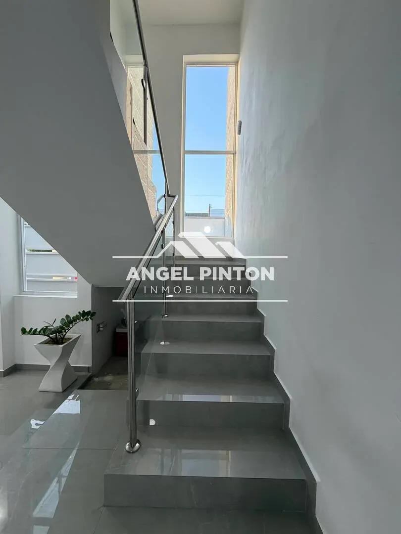 API 9952 TOWNHOUSE VENTA LA COROMOTO SAN FRANCISCO VENEZUELA US$ 235000 Leyva Vásquez 0412 0716209 - 6