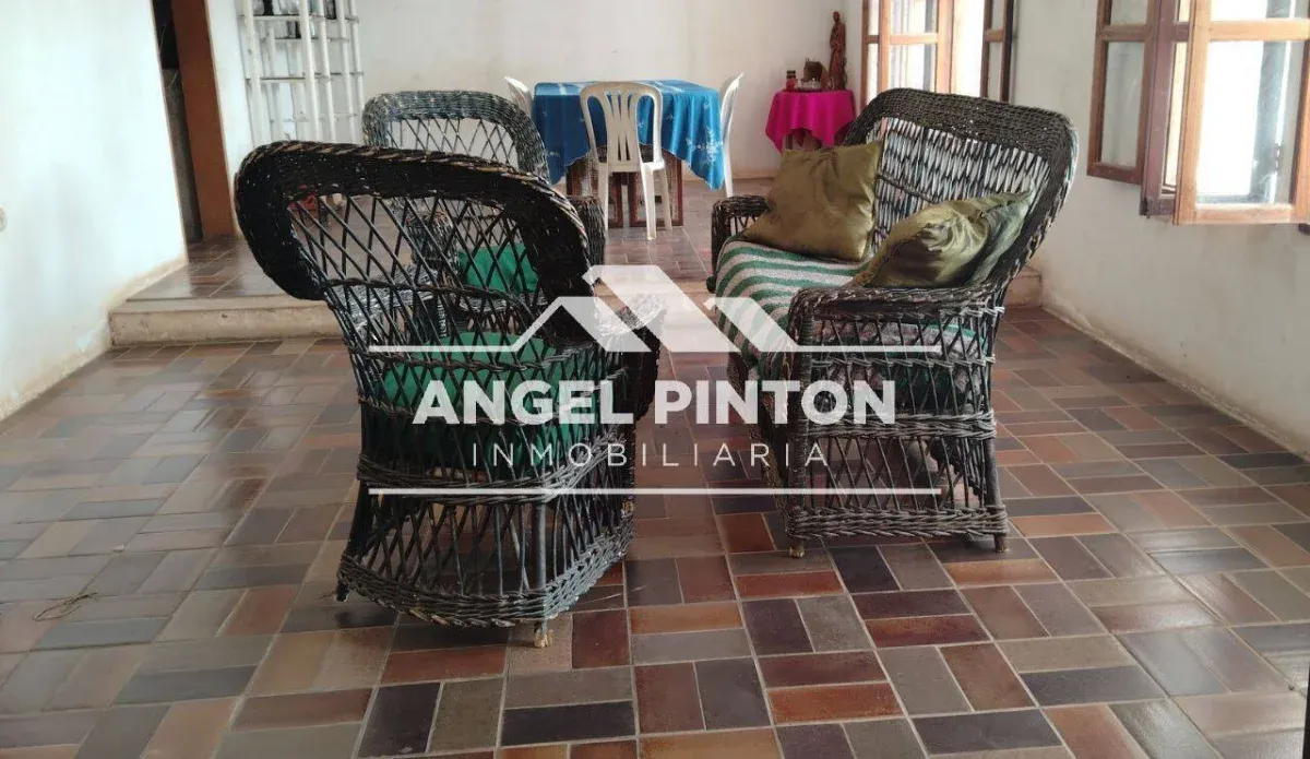 API 9493 CASA con TERRENO AMPLIO VENTA SECTOR COUNTRY CLUB MCBO US$47000 Leyva Vásquez 0412 0716209 - 3