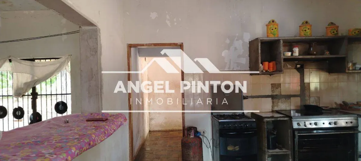 API 9493 CASA con TERRENO AMPLIO VENTA SECTOR COUNTRY CLUB MCBO US$47000 Leyva Vásquez 0412 0716209 - 4