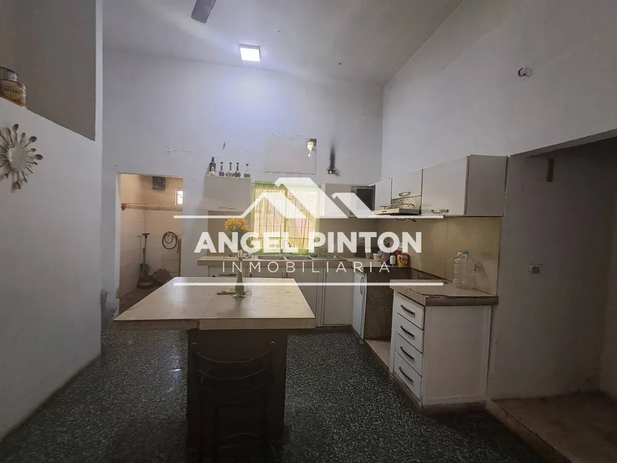 API 9967 CASA COMERCIAL VENTA AV LA LIMPIA MARACAIBO US$ 82000 Leyva Vásquez 0412 0716209 - 3