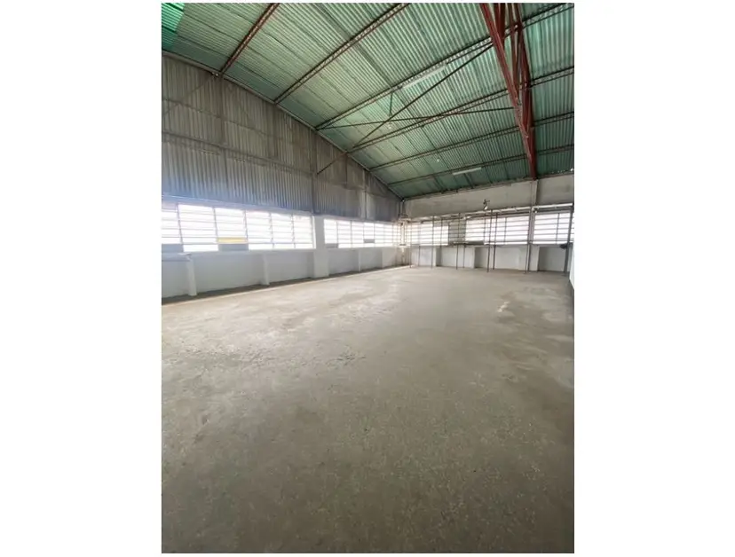 Alquilo piso industrial 755m2 Boleita Norte 4916