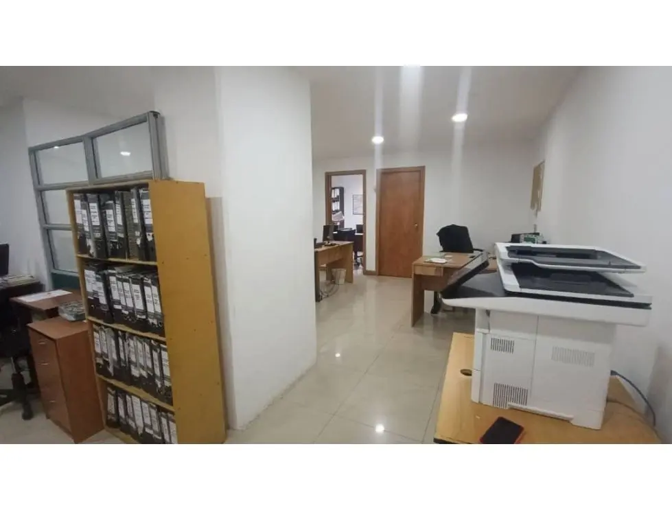 Vendo/alquilo edificio 3.200m2 Zona industrial La Trinidad 0733 - 9