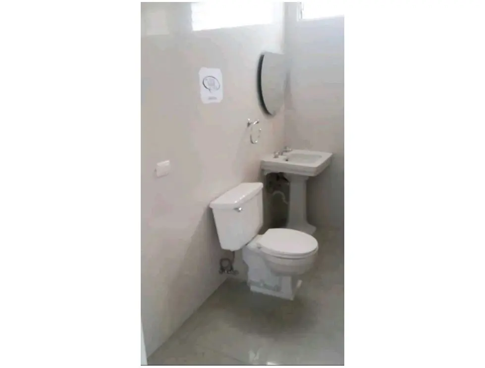 Se alquila oficina 35m2 Las Mercedes 0384 - 8