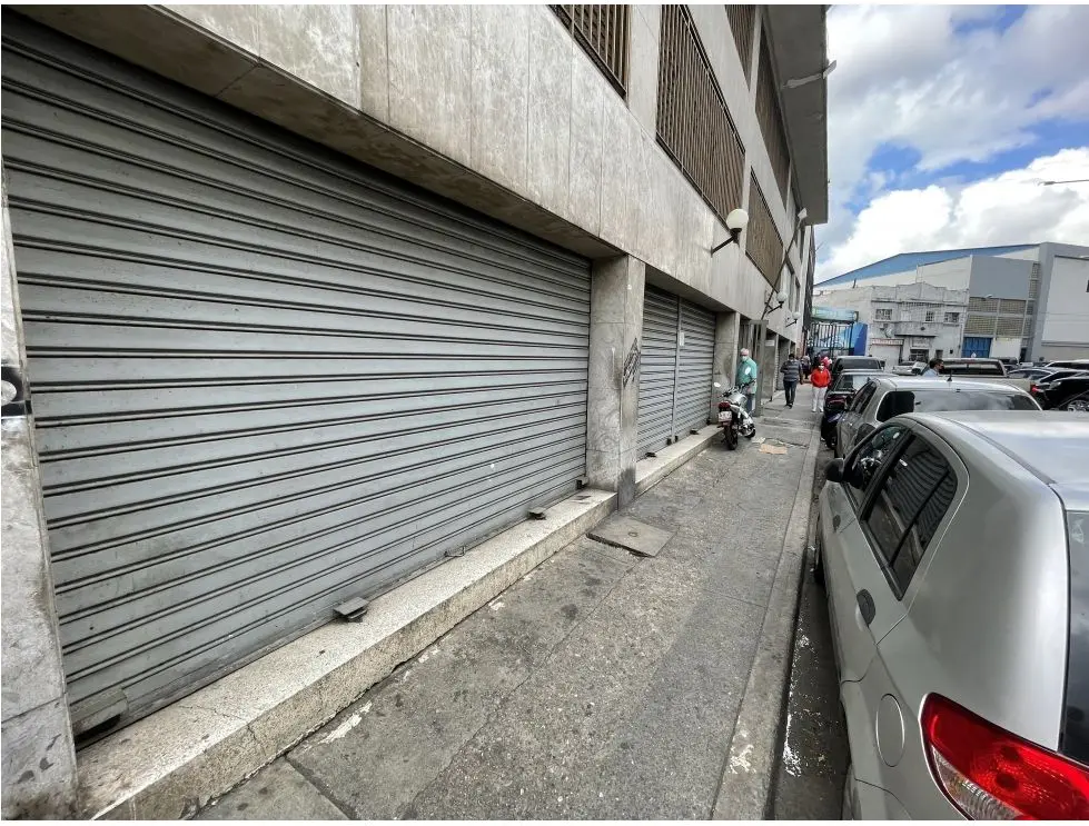 Vendo local 861m2 Quinta Crespo 7337