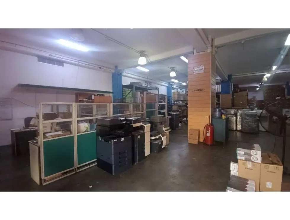 Vendo/alquilo edificio 3.200m2 Zona industrial La Trinidad 0733 - 22