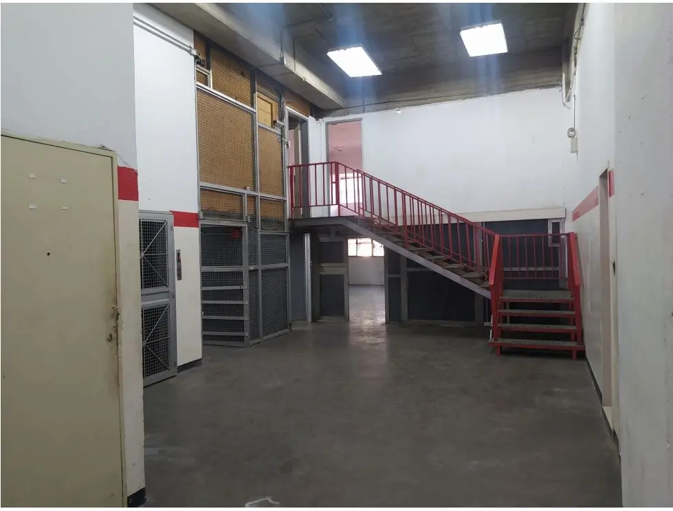 AMPLIO LOCAL EN ALQUILER EN BOLEÍTA SUR 1.177m2 - 12