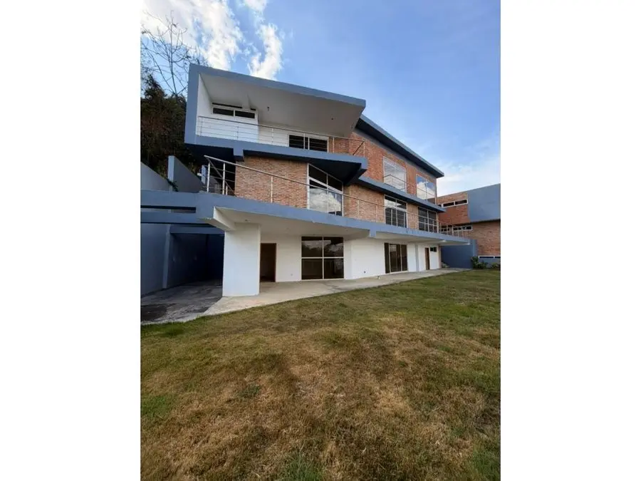 SE VENDE CASA EN ALTO HATILLO DE 1.010MTS2 - 26