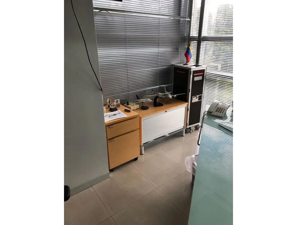 Se vende/alquila local 180m2 Lomas la Lagunita 6281 - 6