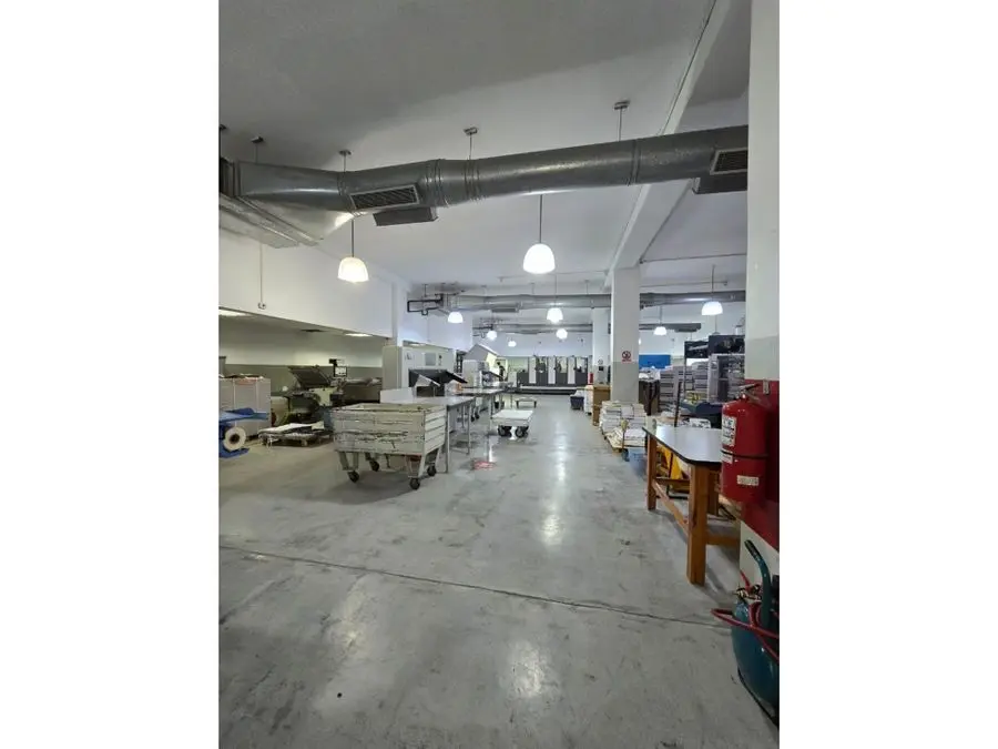 EDIFICIO INDUSTRIAL EN VENTA 1.938 M2 - BOLEITA NORTE