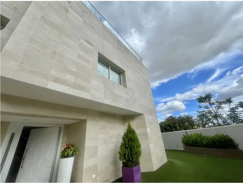 Se vende/alquila casa 1100 m2 5h+3s/6.5b+2s/6p Altamira