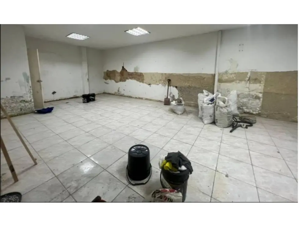 EDIFICIO DE TRES NIVELES EN SAN MARTIN DE 1600 M2, 10 BAÑOS - 12