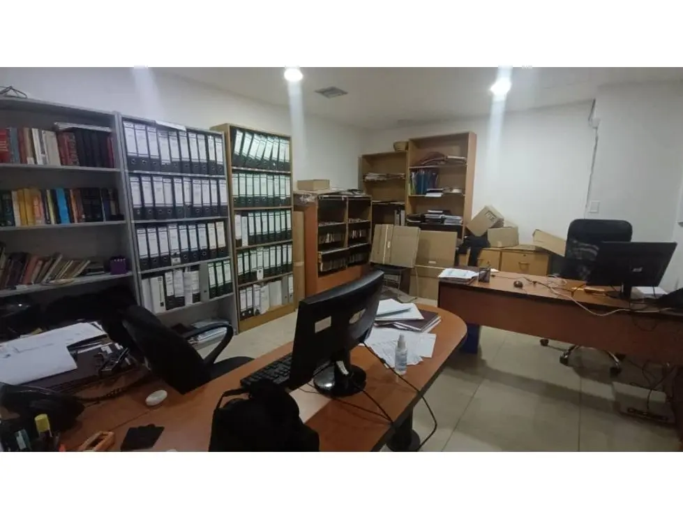 Vendo/alquilo edificio 3.200m2 Zona industrial La Trinidad 0733 - 5