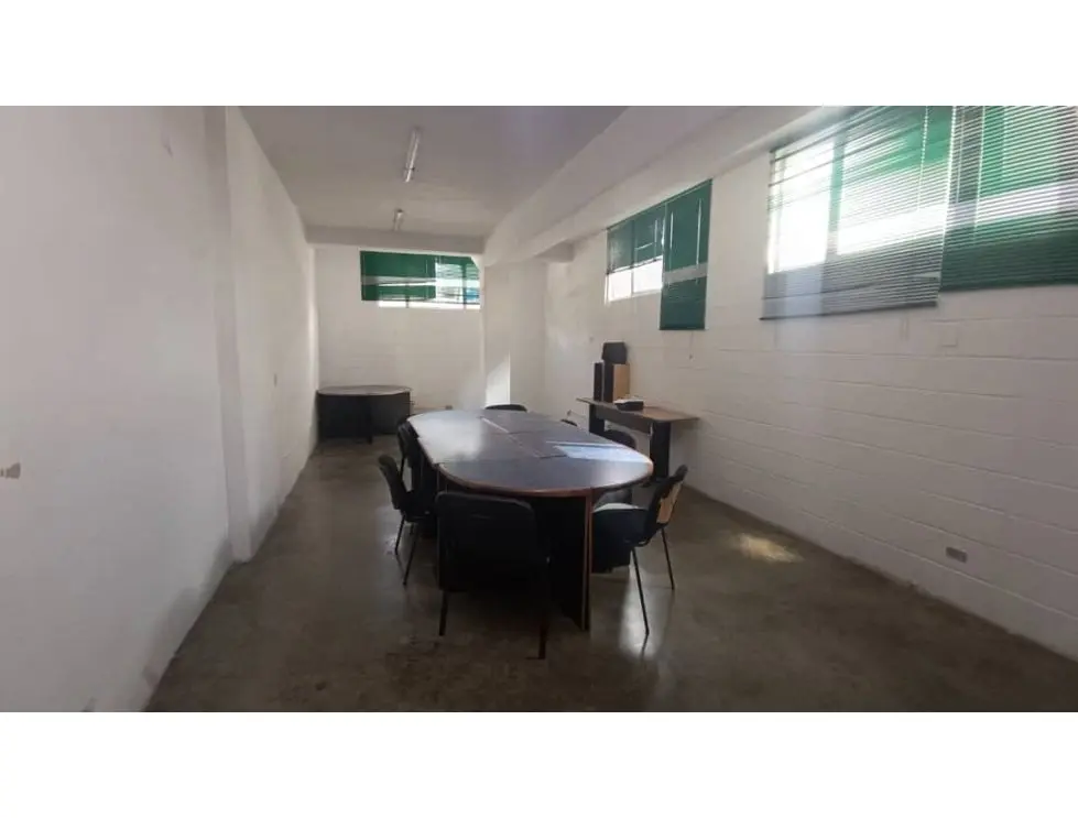 Vendo/alquilo edificio 3.200m2 Zona industrial La Trinidad 0733 - 6