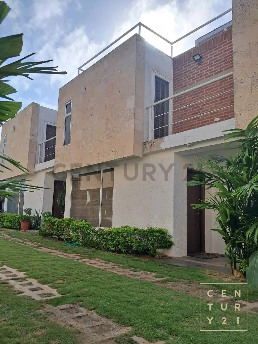 CASA EN CONJUNTO RESIDENCIAL EXCLUSIVO SECTOR ESCUDO DE ARMAS, LA ASUNCIÓN.