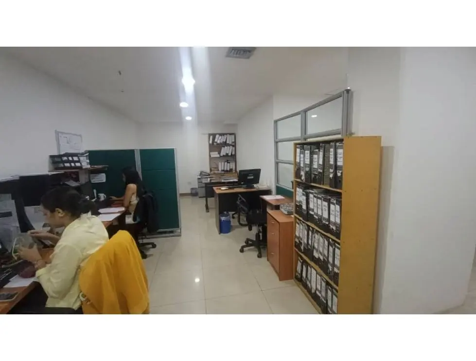 Vendo/alquilo edificio 3.200m2 Zona industrial La Trinidad 0733 - 4