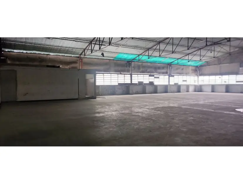 Alquilo piso industrial 755m2 Boleíta Norte 6563