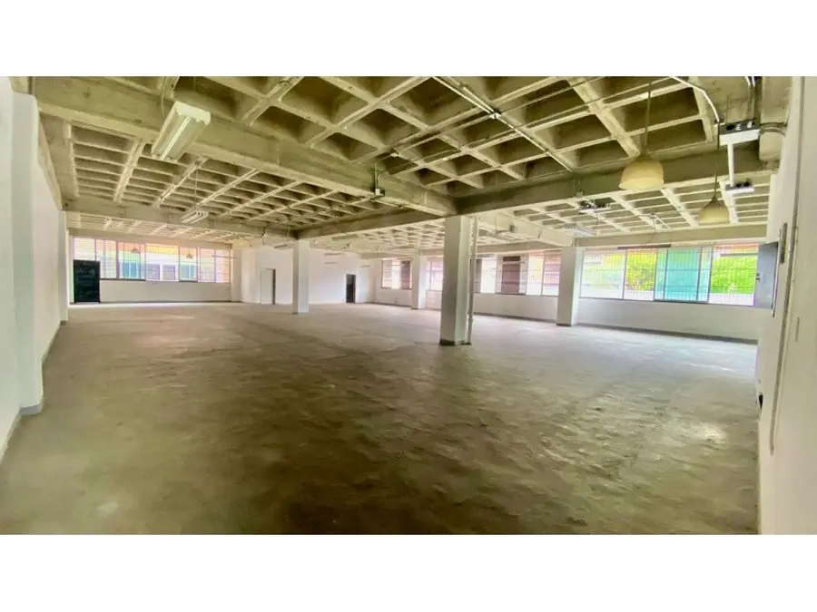 VENTA DE EDIFICIO INDUSTRIAL EN LA URBINA 3.820 M2 - 4