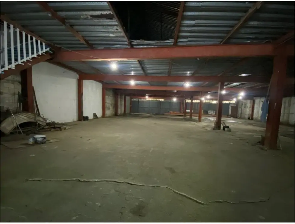 Vendo o Alquilo galpón 740m2 Urb. Miranda 3650 - 3