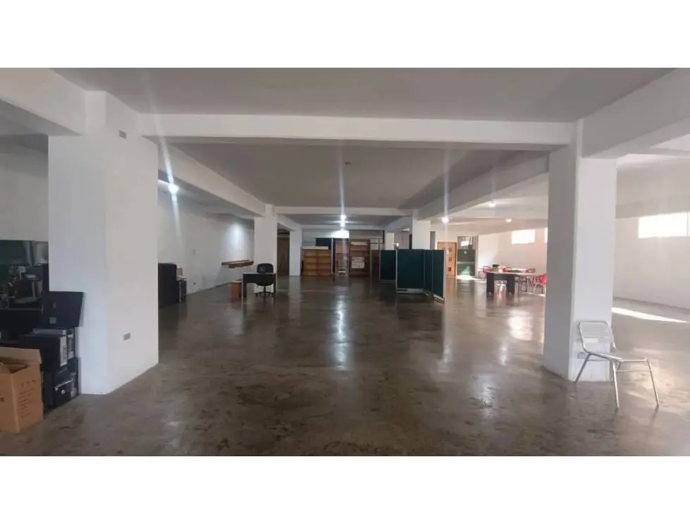 Vendo/alquilo edificio 3.200m2 Zona industrial La Trinidad 0733 - 21