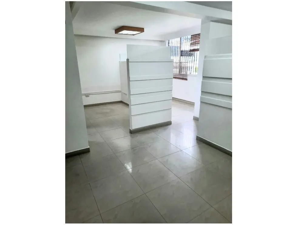 Se alquila oficina 58m2 Las Mercedes 0352 - 5