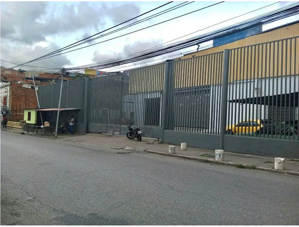 Se vende Galpón 2800m² Catia - 3