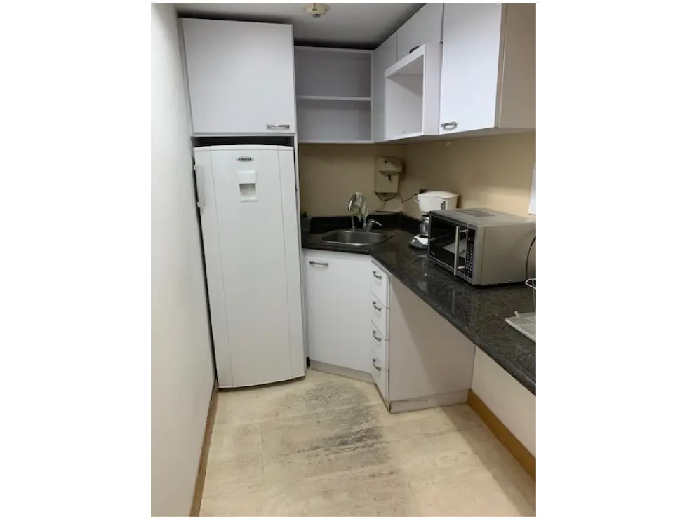 Alquilo oficina de 240m2, El Rosal. Amoblada - 6