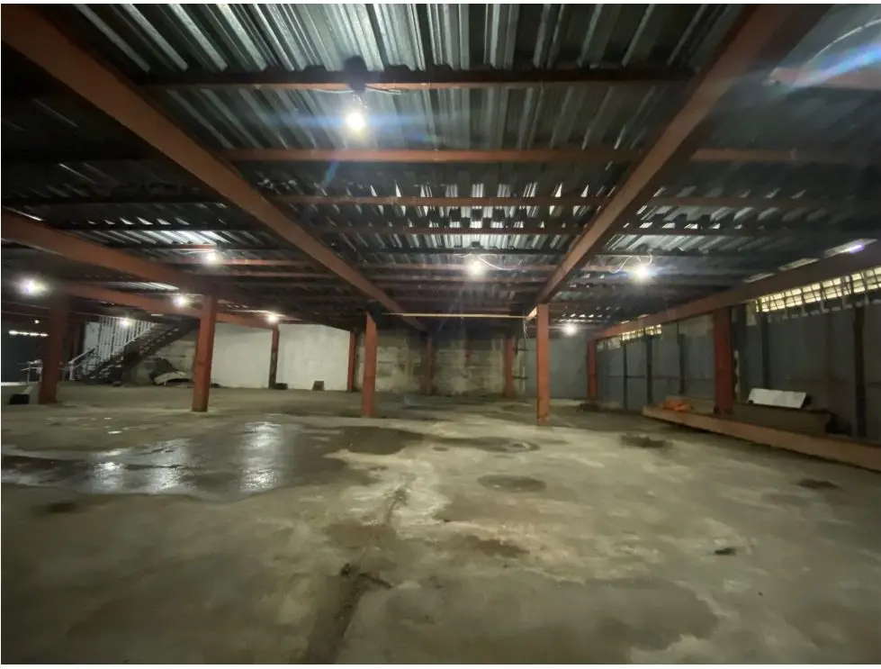 Vendo o Alquilo galpón 740m2 Urb. Miranda 3650 - 4