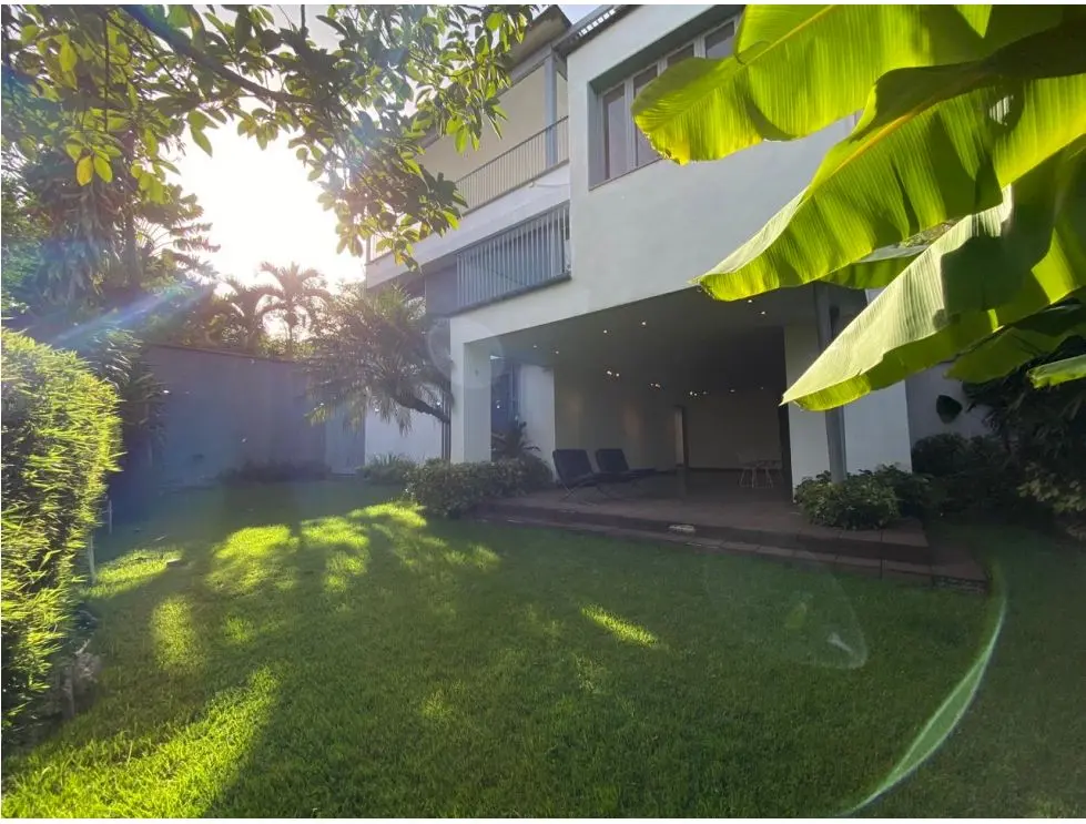 Se alquila casa 1000m² 8h/7b/4e Altamira - 2