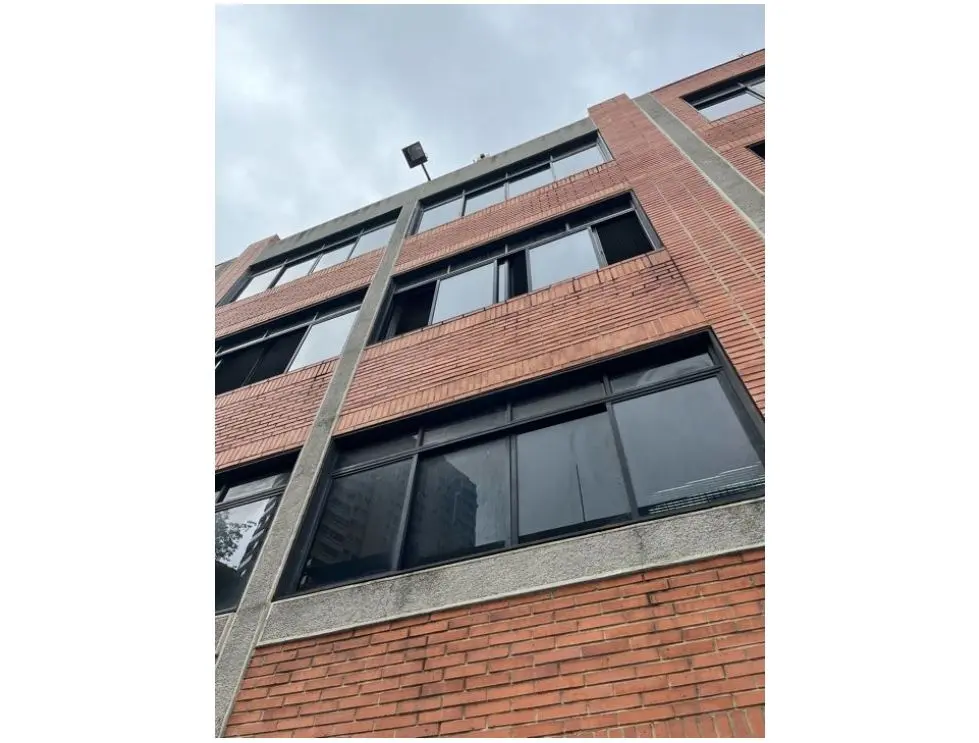 Se vende/Alquila edificio industrial 3.200m2 Boleita Sur 1881