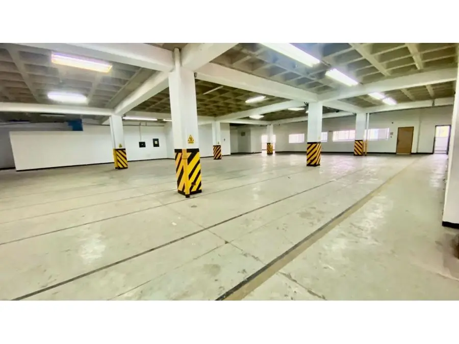 VENTA DE EDIFICIO INDUSTRIAL EN LA URBINA 3.820 M2 - 5