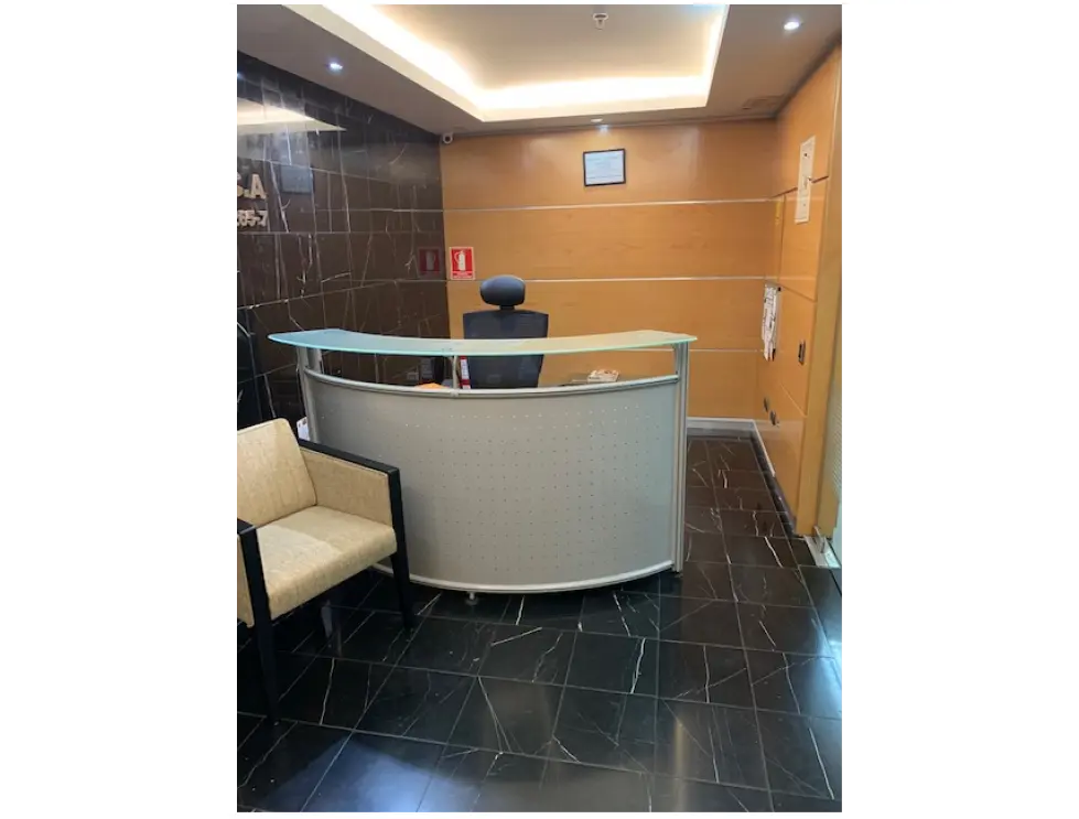Alquilo oficina de 240m2, El Rosal. Amoblada