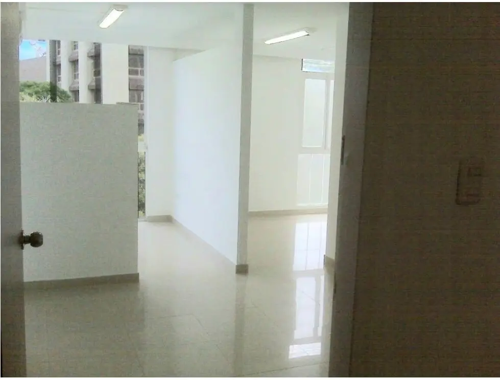 Se alquila oficina 58m2 Las Mercedes 0352 - 3
