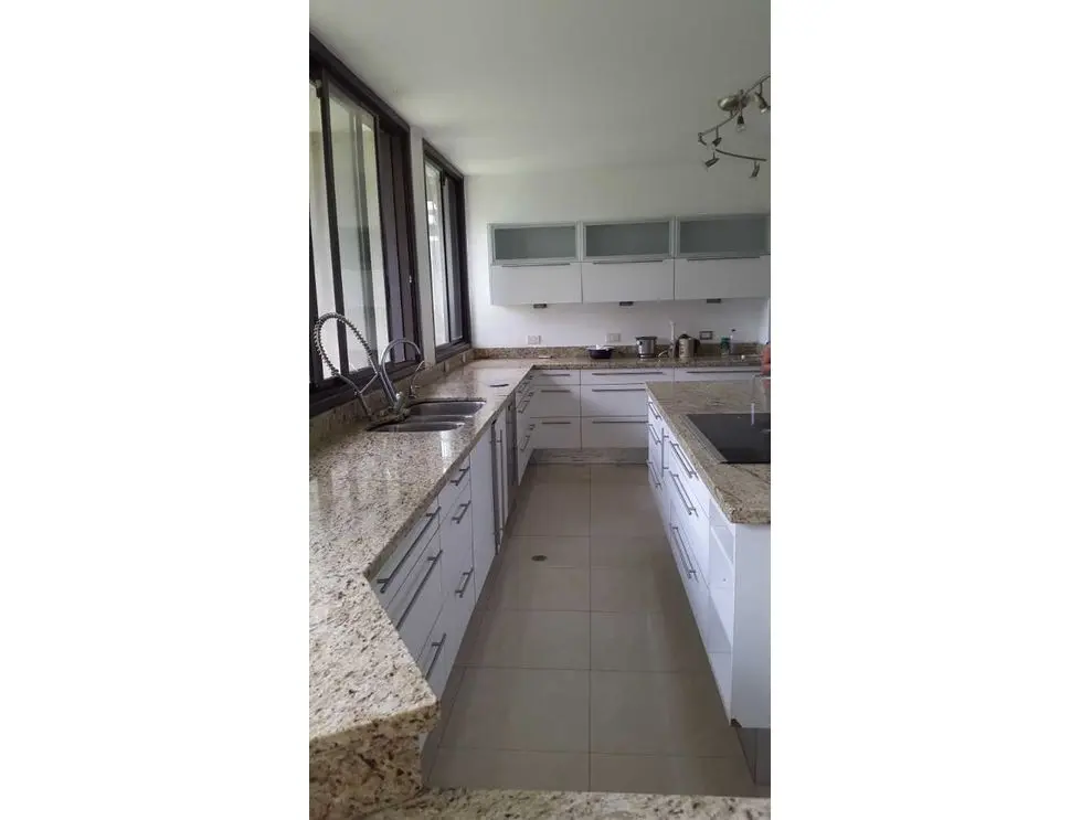 Se vende casa 1100m2 La Lagunita 8769 - 8