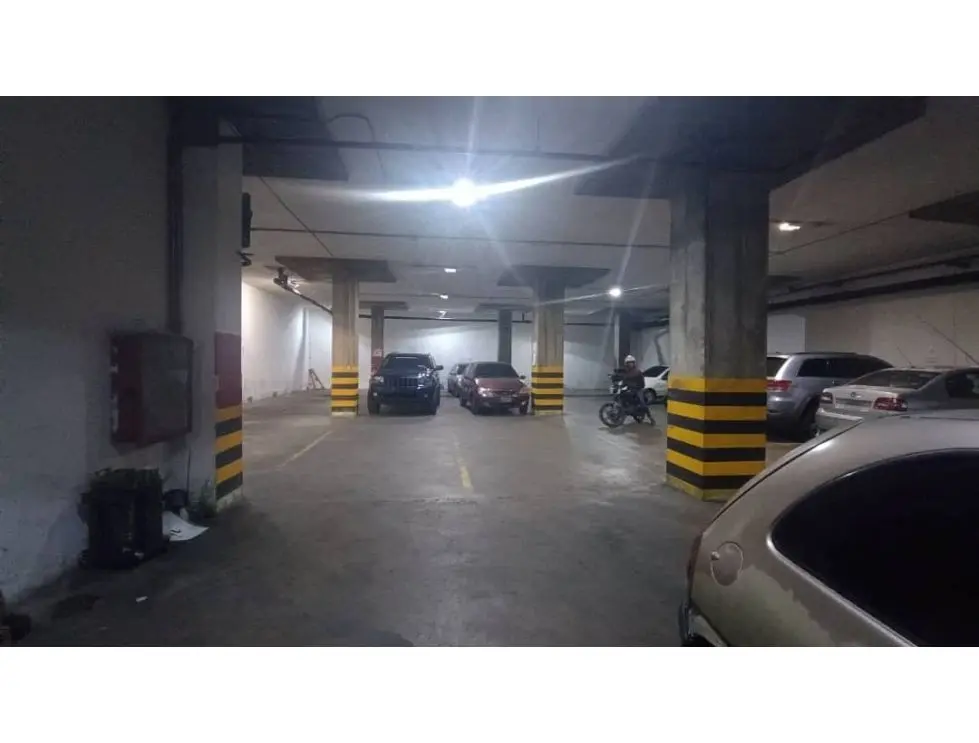 Vendo/alquilo edificio 3.200m2 Zona industrial La Trinidad 0733 - 16
