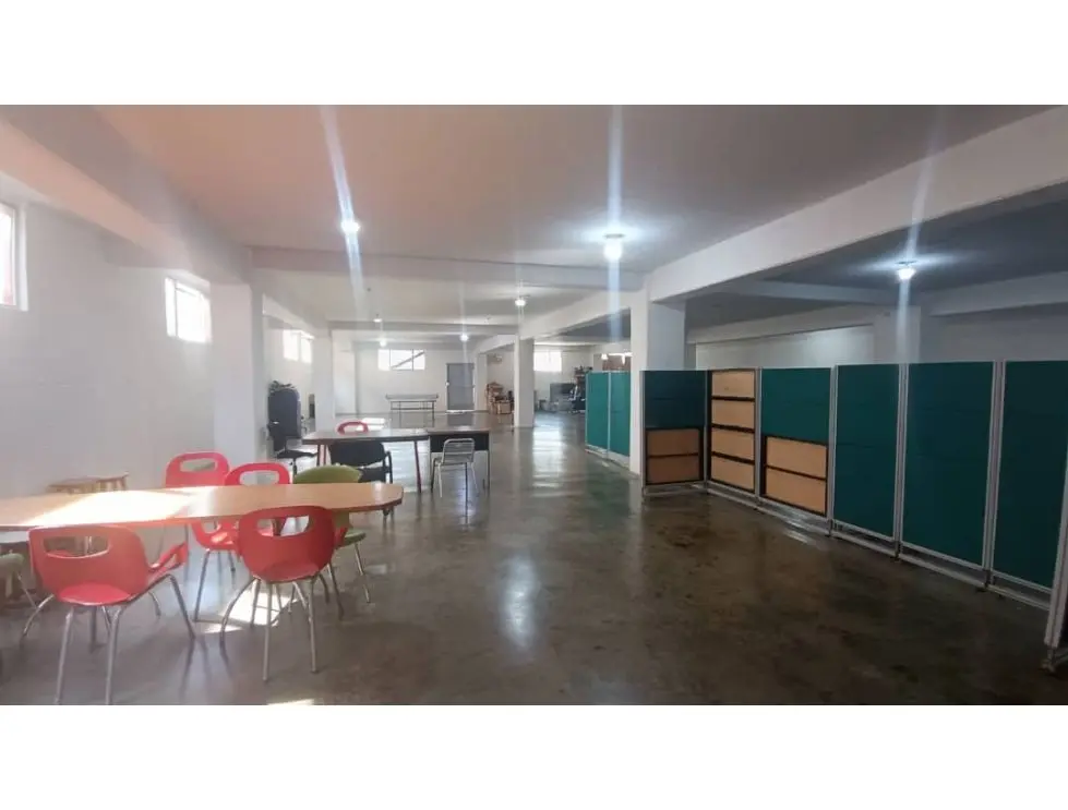 Vendo/alquilo edificio 3.200m2 Zona industrial La Trinidad 0733 - 12